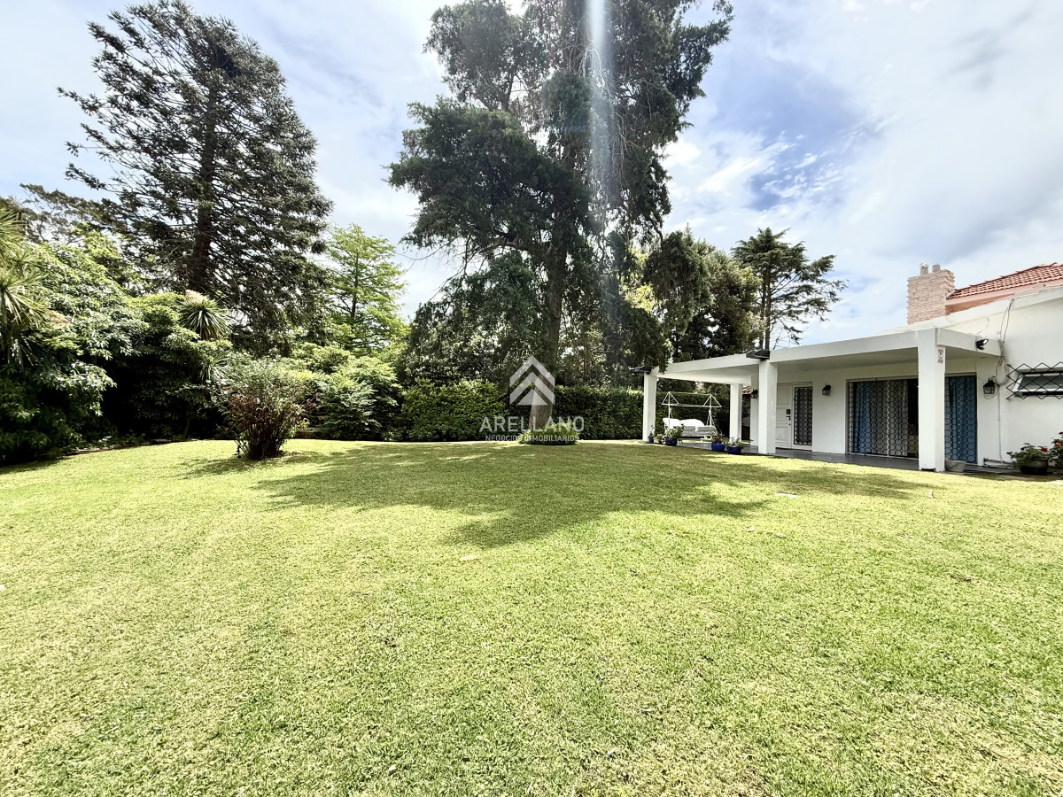 Casa ID.5680 - Alquiler temporal de casa de 3 dormitorios con gran parque en playa mansa, Punta del Este