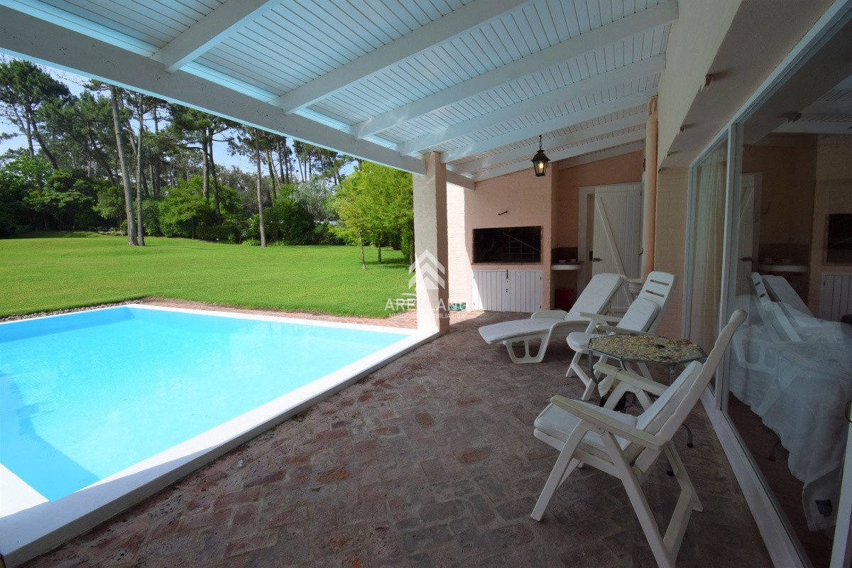 Casa ID.4021 - Alquiler temporada Casa de 4 Dormitorios en Playa Brava, Punta del Este