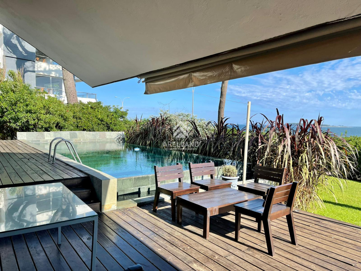 Casa ID.4585 - Espectacular Casa de 4 Dormitorios Frente a Playa Mansa - Punta del Este