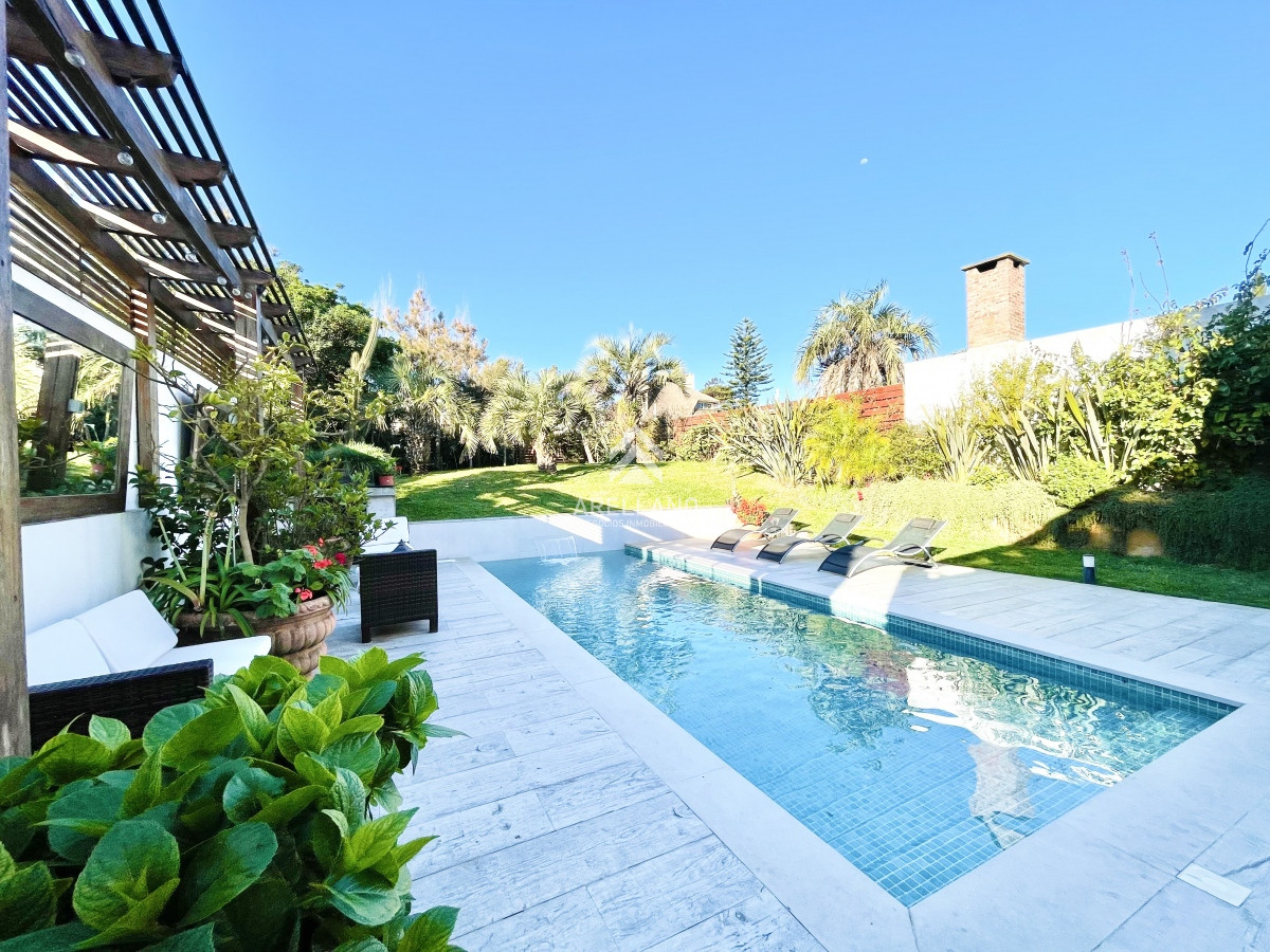 Casa ID.2578 - Casa de 5 Dormitorios y Piscina Climatizada Frente a Playa Mansa - Punta del Este