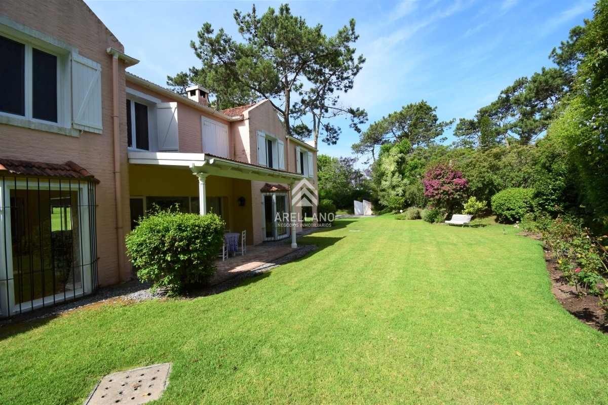 Casa ID.4021 - Alquiler temporada Casa de 4 Dormitorios en Playa Brava, Punta del Este