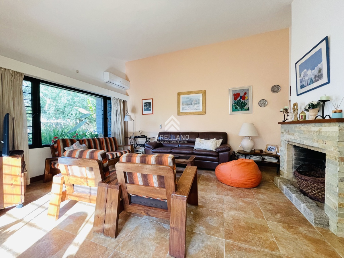 Casa ID.4992 - Casa de 3 Dormitorios, Piscina Climatizada y Parrillero en Playa Mansa, Punta del Este