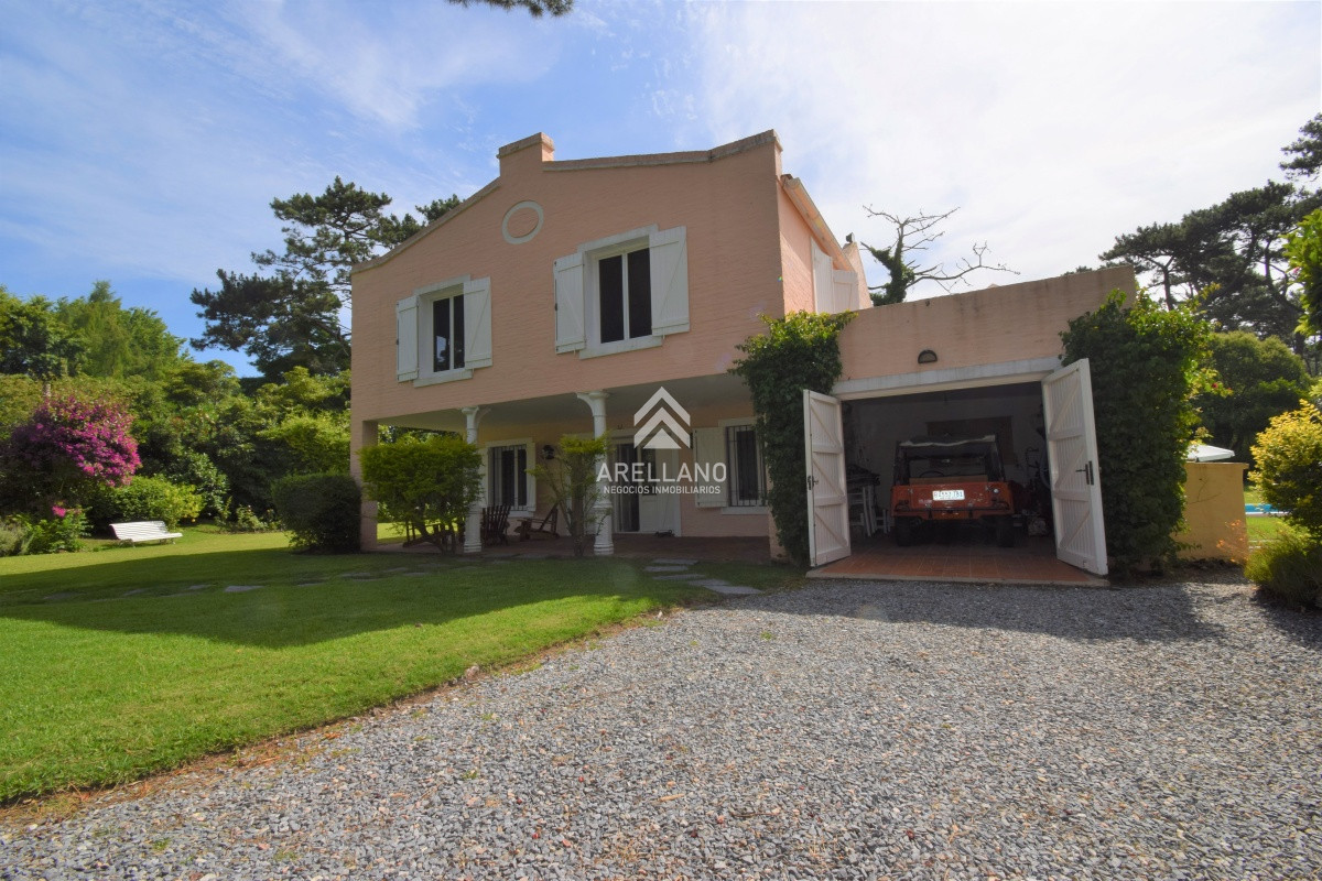 Casa ID.4021 - Alquiler temporada Casa de 4 Dormitorios en Playa Brava, Punta del Este