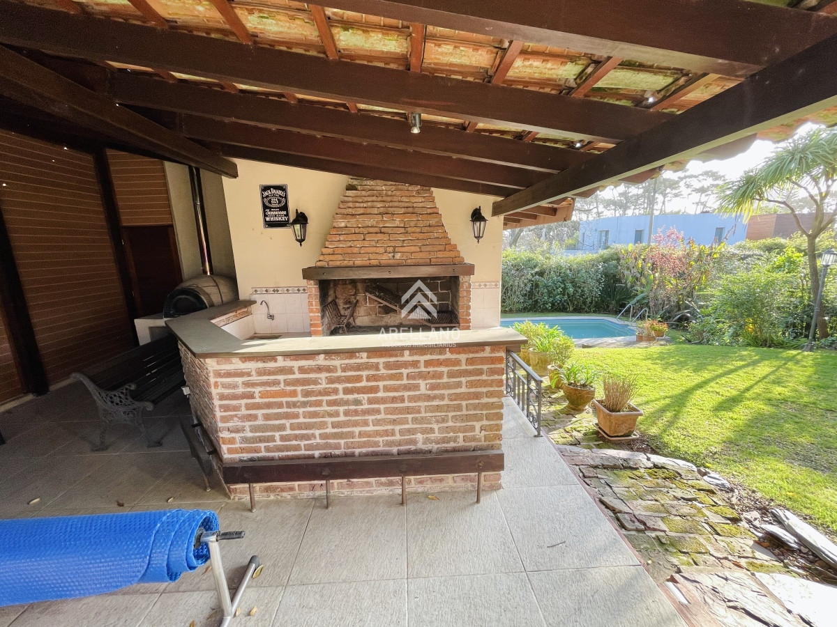 Casa ID.4992 - Casa de 3 Dormitorios, Piscina Climatizada y Parrillero en Playa Mansa, Punta del Este