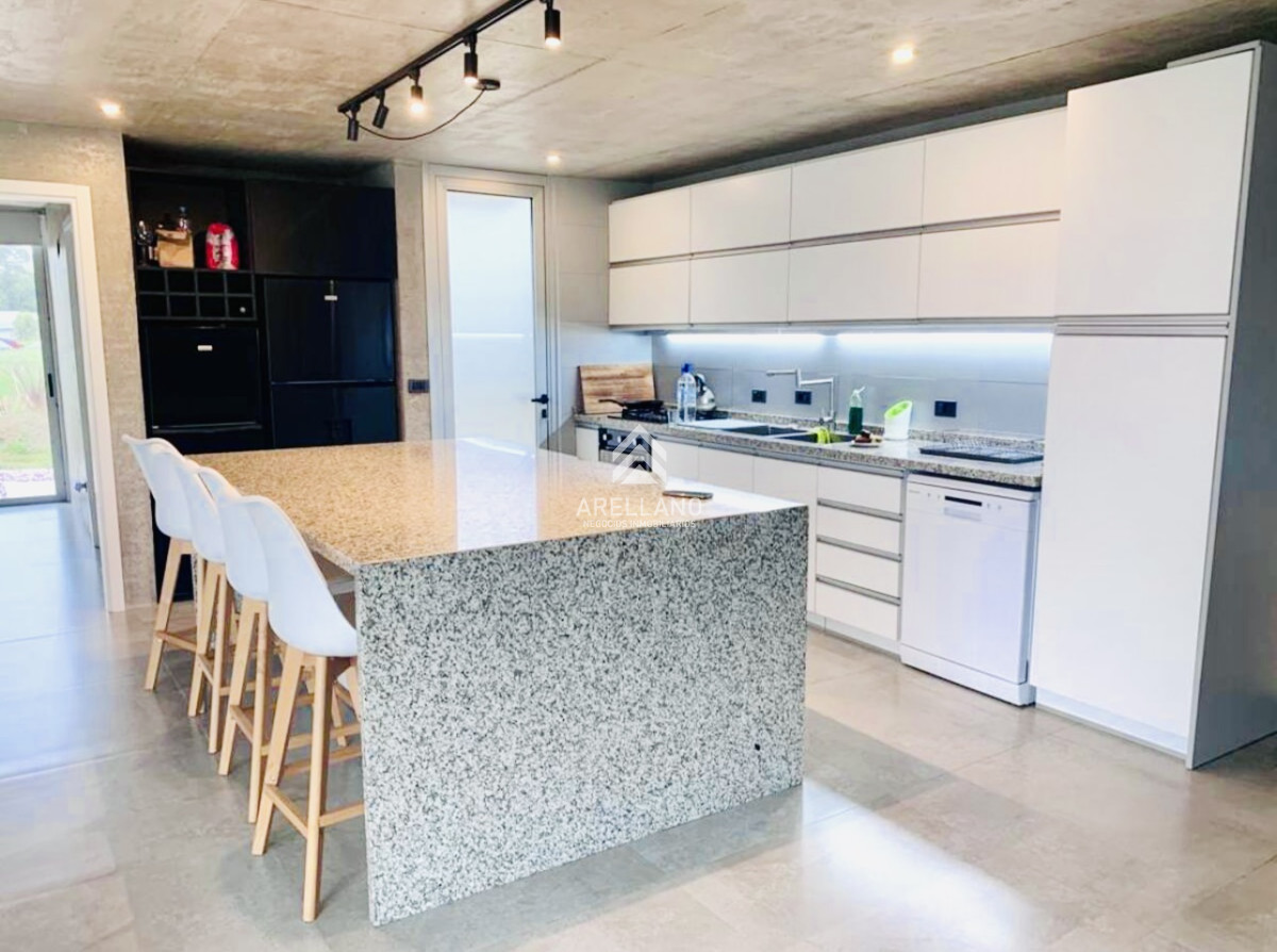 Casa ID.5385 - Alquiler de temporada Casa de 4 Dormitorios y Piscina Climatizada en Barrio Privado, Punta del Este