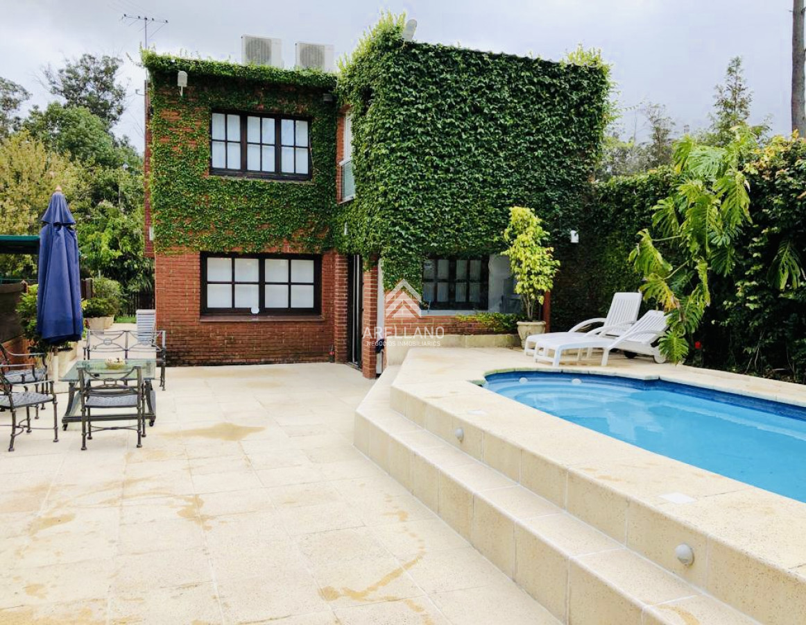 Casa ID.5328 - Alquiler temporario de casa con 3 Dormitorios con piscina y barbacoa en Jardines de Córdoba, Punta del Este