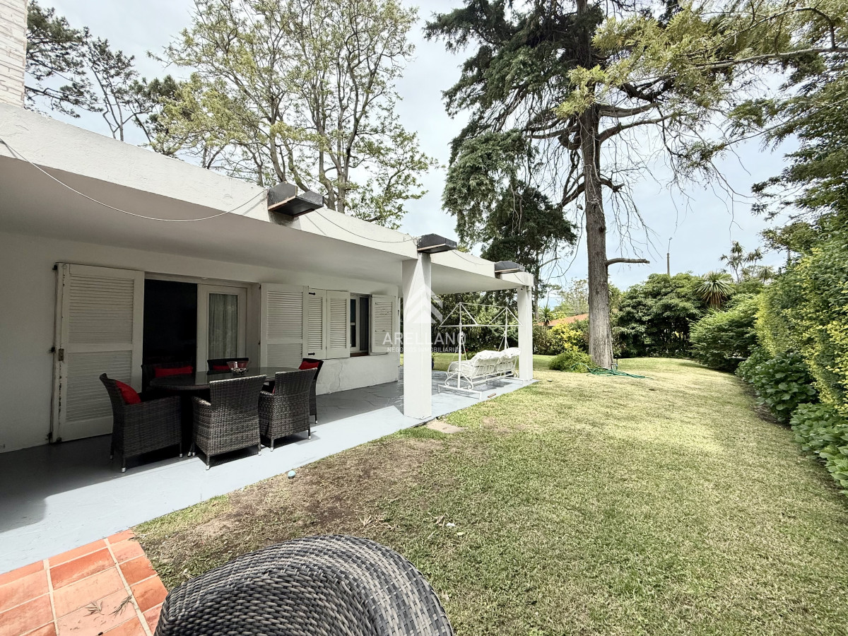 Casa ID.5680 - Alquiler temporal de casa de 3 dormitorios con gran parque en playa mansa, Punta del Este