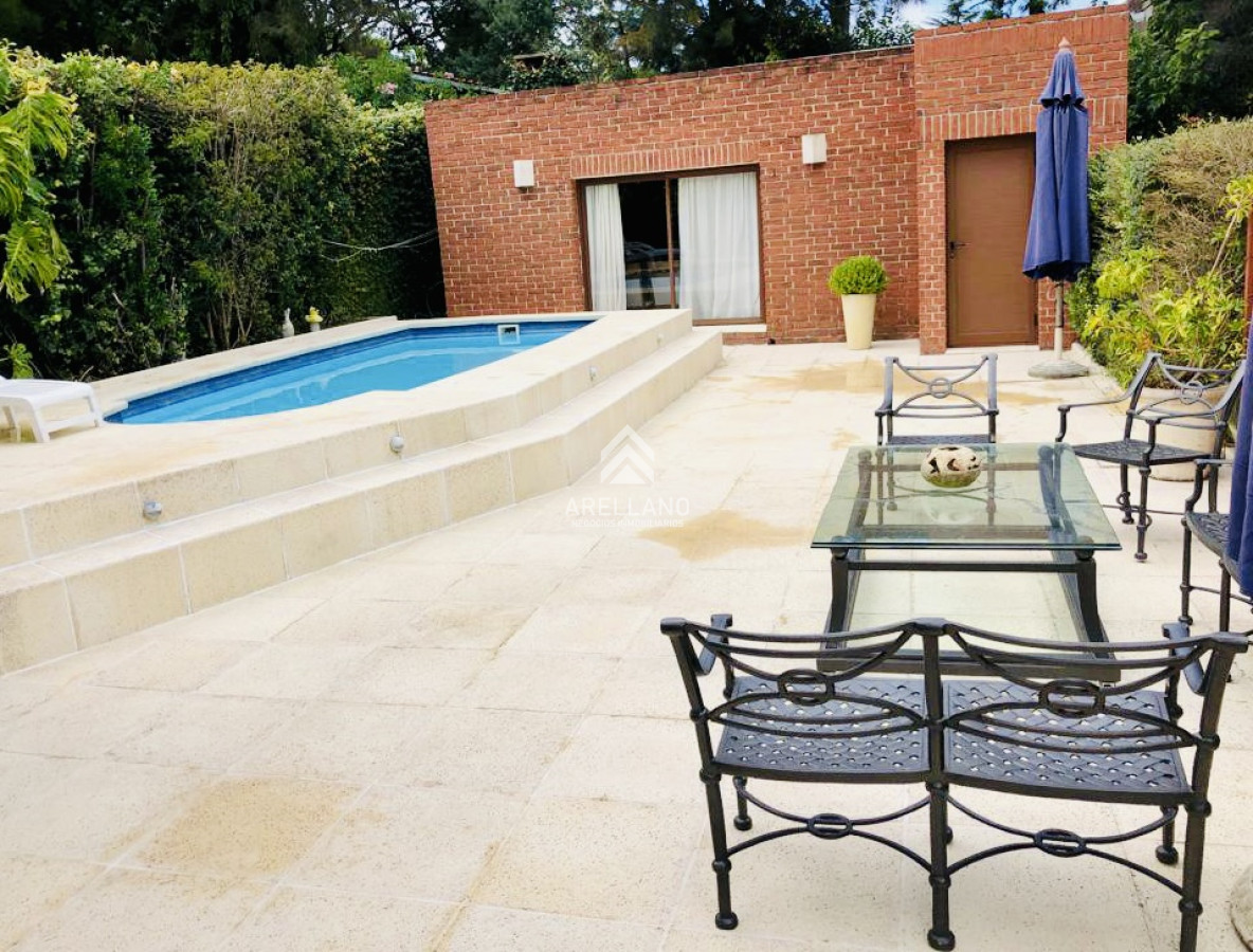 Casa ID.5328 - Alquiler temporario de casa con 3 Dormitorios con piscina y barbacoa en Jardines de Córdoba, Punta del Este