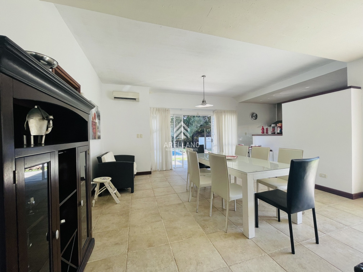 Casa ID.4029 - Alquiler temporada Casa de 5 Dormitorios y Piscina en Rincón del Indio, a Pocos Metros del Mar