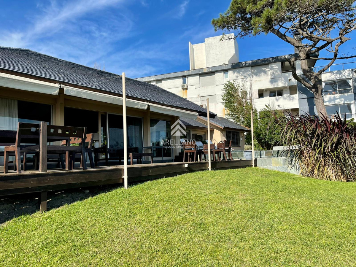 Casa ID.4585 - Espectacular Casa de 4 Dormitorios Frente a Playa Mansa - Punta del Este