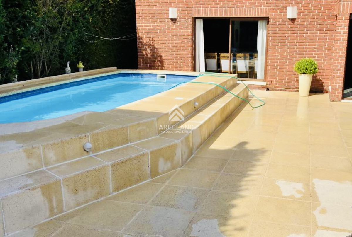 Casa ID.5328 - Alquiler temporario de casa con 3 Dormitorios con piscina y barbacoa en Jardines de Córdoba, Punta del Este