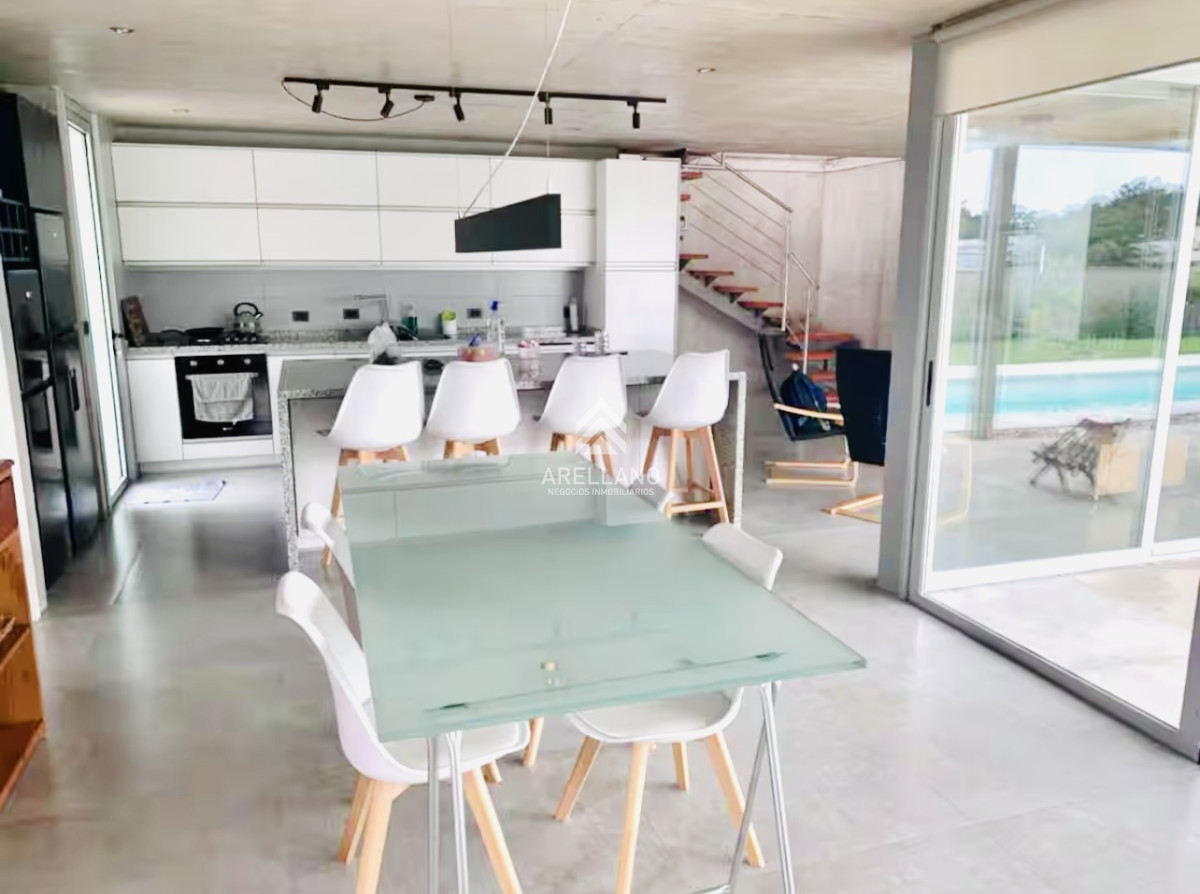 Casa ID.5385 - Alquiler de temporada Casa de 4 Dormitorios y Piscina Climatizada en Barrio Privado, Punta del Este