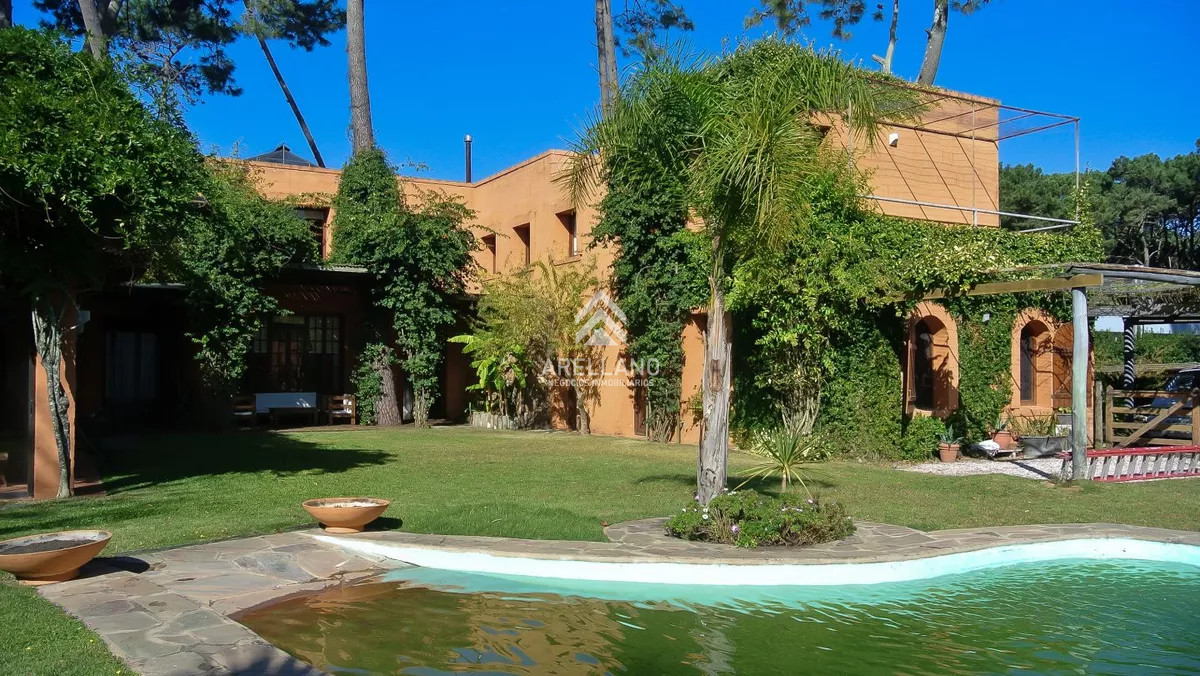 Casa ID.5467 - Excelente Casa de 5 Dormitorios, Piscina y Barbacoa en Barrio Privado, Punta del Este