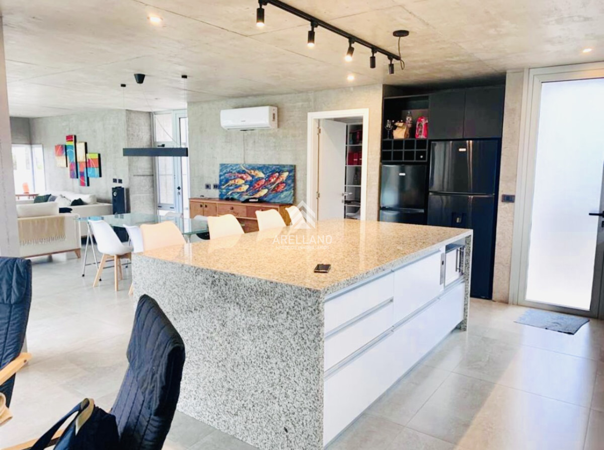 Casa ID.5385 - Alquiler de temporada Casa de 4 Dormitorios y Piscina Climatizada en Barrio Privado, Punta del Este