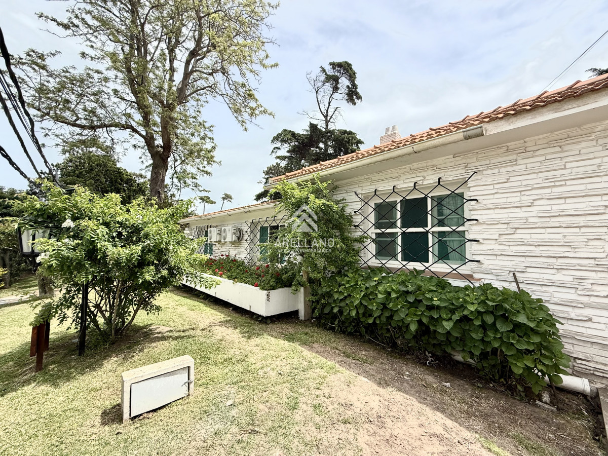 Casa ID.5680 - Alquiler temporal de casa de 3 dormitorios con gran parque en playa mansa, Punta del Este