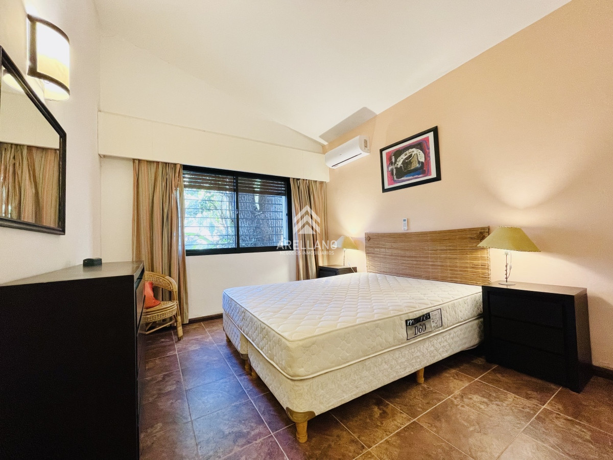 Casa ID.4992 - Casa de 3 Dormitorios, Piscina Climatizada y Parrillero en Playa Mansa, Punta del Este