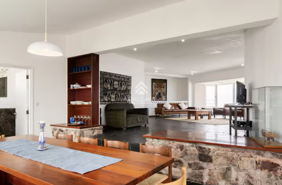 Casa ID.6588 - Gran Casa en Venta sobre el Mar de 5 Dormitorios y Dependencia en Península, Punta del Este