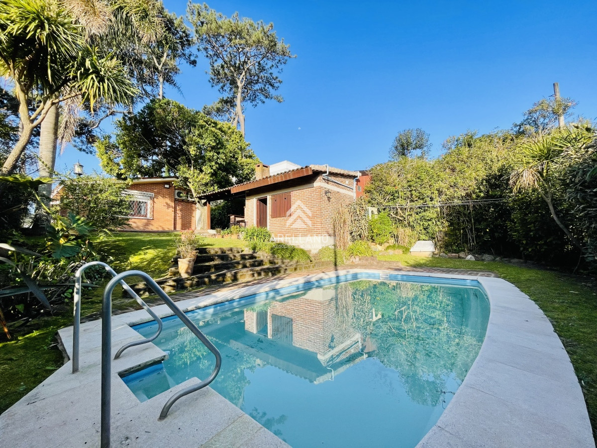 Casa ID.4992 - Casa de 3 Dormitorios, Piscina Climatizada y Parrillero en Playa Mansa, Punta del Este