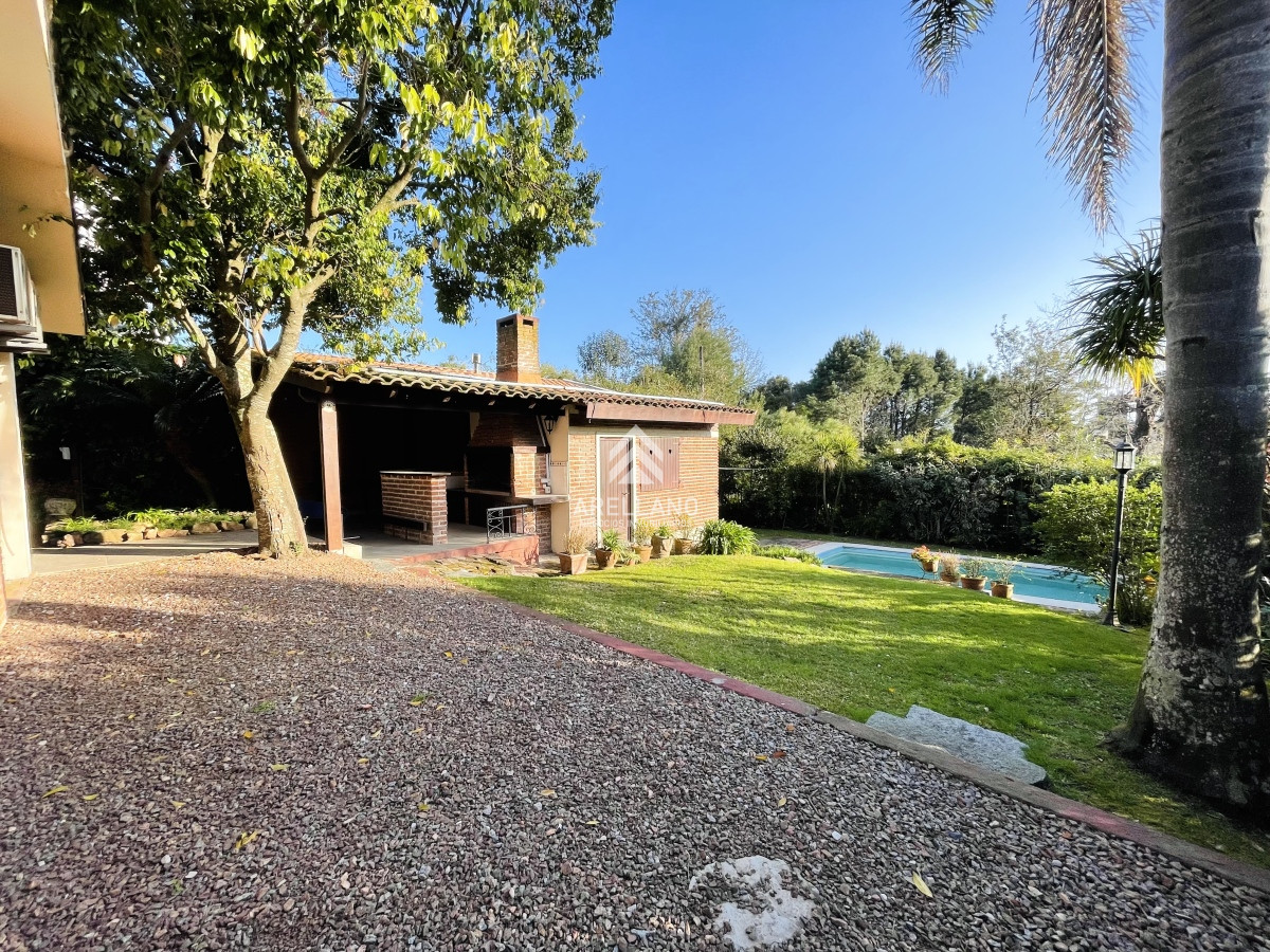 Casa ID.4992 - Casa de 3 Dormitorios, Piscina Climatizada y Parrillero en Playa Mansa, Punta del Este