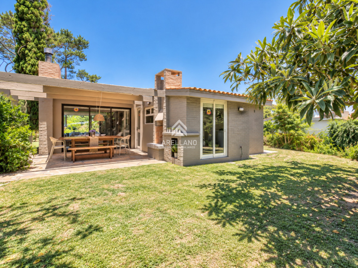 Casa ID.6972 - Alquiler de temporada Casa de 3 Dormitorios con Parrillero y Piscina, Punta del Este
