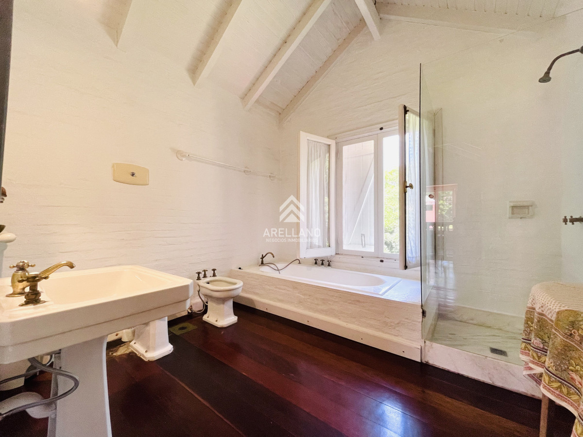 Casa ID.4021 - Alquiler temporada Casa de 4 Dormitorios en Playa Brava, Punta del Este