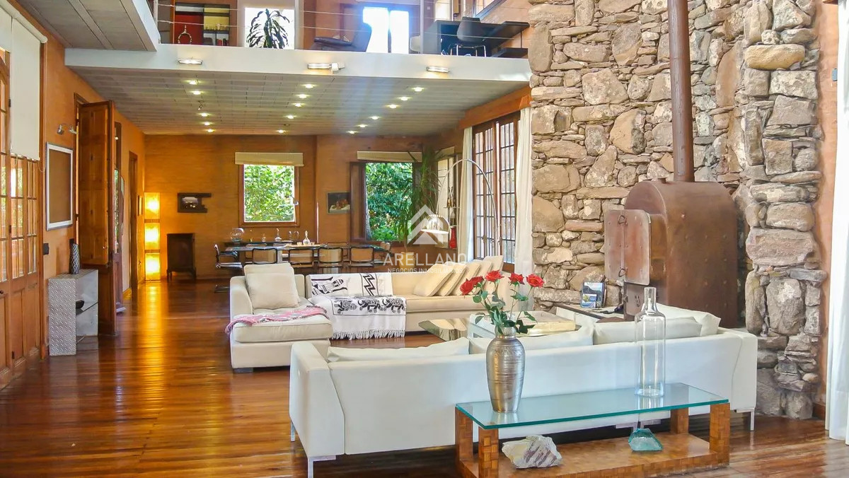 Casa ID.5467 - Excelente Casa de 5 Dormitorios, Piscina y Barbacoa en Barrio Privado, Punta del Este