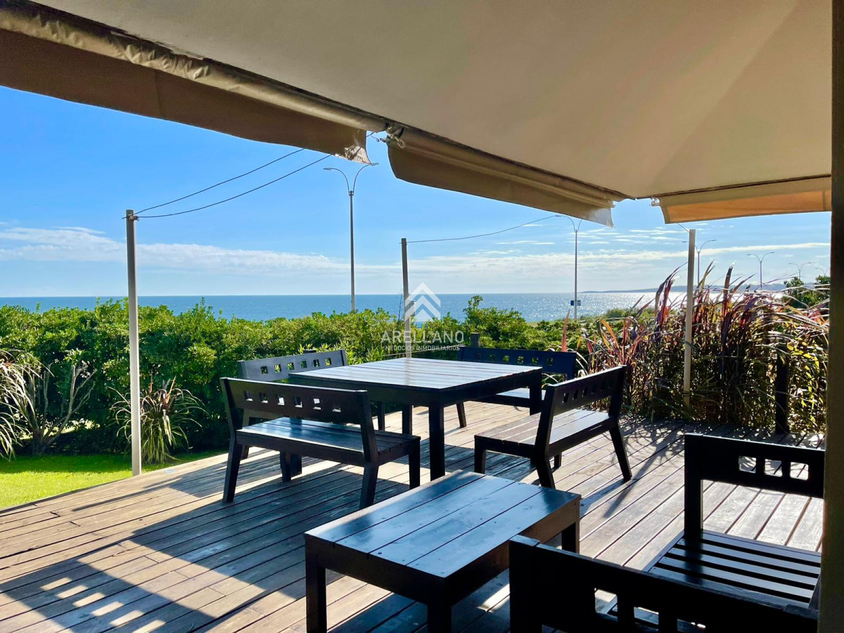 Casa ID.4585 - Espectacular Casa de 4 Dormitorios Frente a Playa Mansa - Punta del Este