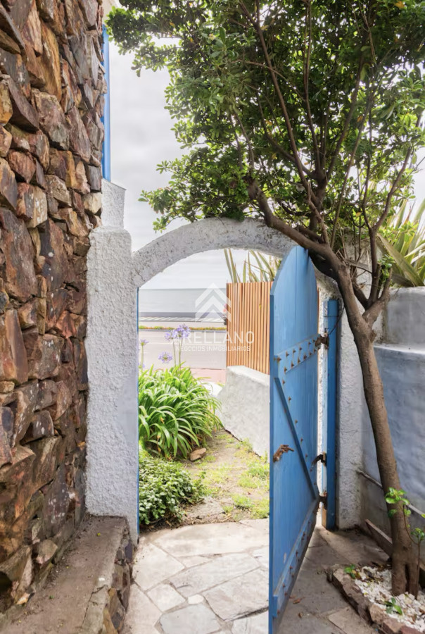 Casa ID.6588 - Gran Casa en Venta sobre el Mar de 5 Dormitorios y Dependencia en Península, Punta del Este