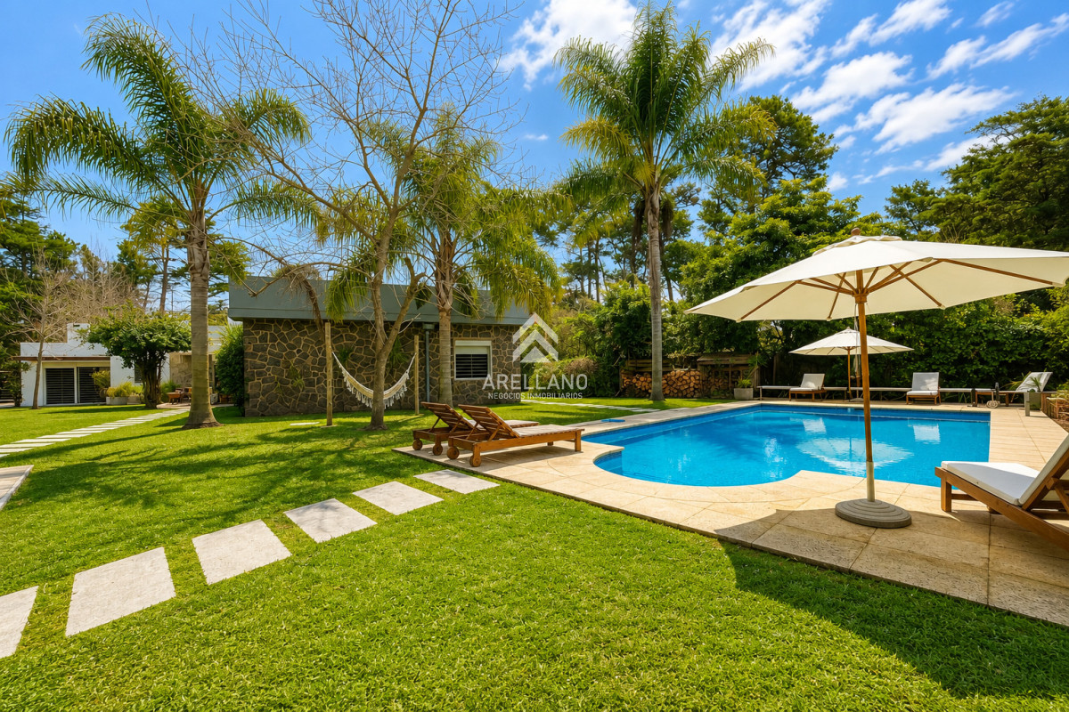 Casa ID.6584 - Alquiler temporada Moderna Casa de 4 Dormitorios, Piscina Climatizada y Parrillero en Playa Mansa, Punta del Este
