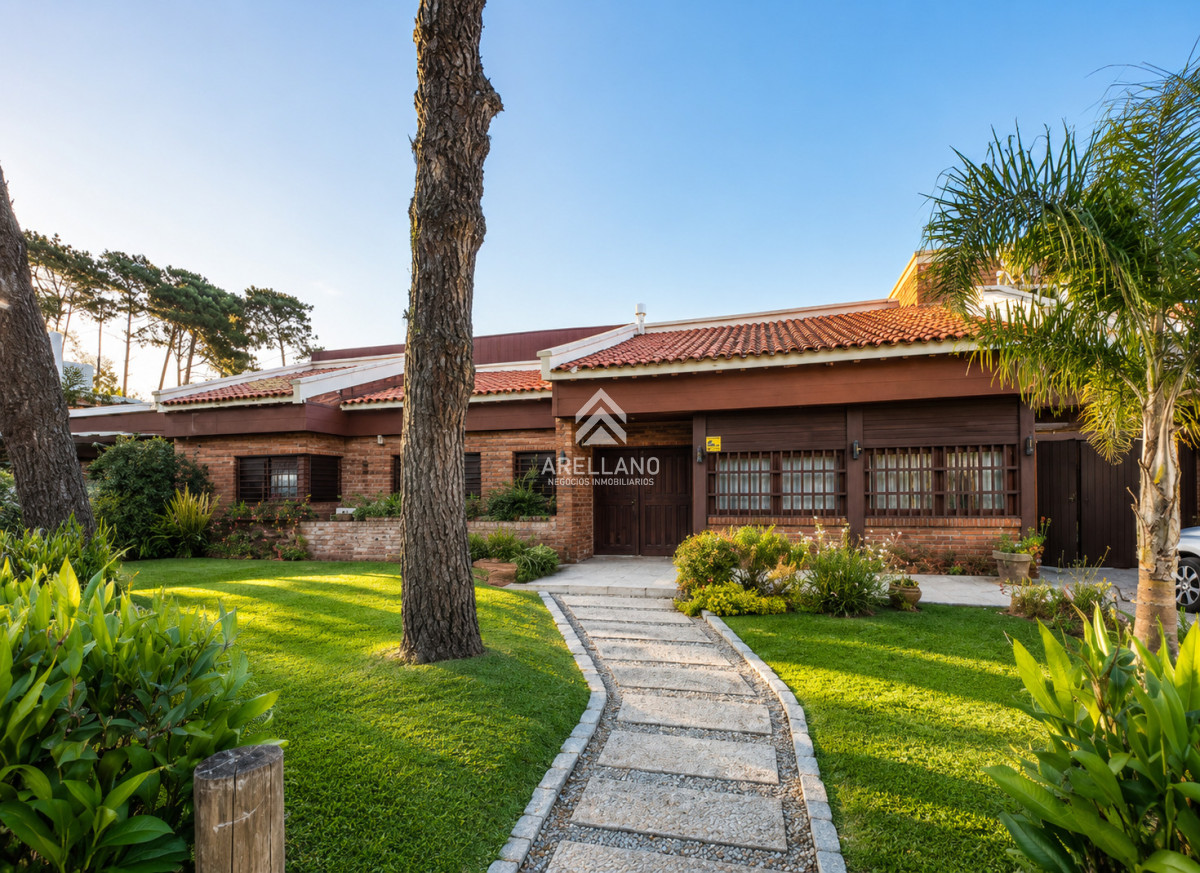 Casa ID.6971 - Alquiler temporal Casa de categoría en Playa Mansa a 800 metros del mar, 5 Dormitorios, Piscina Climatizada y Barbacoa. Punta del Este