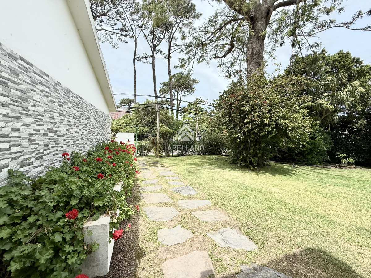 Casa ID.5680 - Alquiler temporal de casa de 3 dormitorios con gran parque en playa mansa, Punta del Este