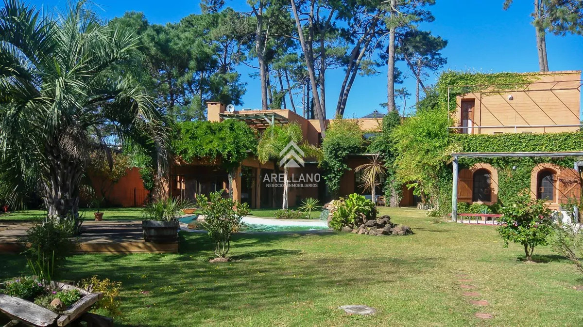 Casa ID.5467 - Excelente Casa de 5 Dormitorios, Piscina y Barbacoa en Barrio Privado, Punta del Este