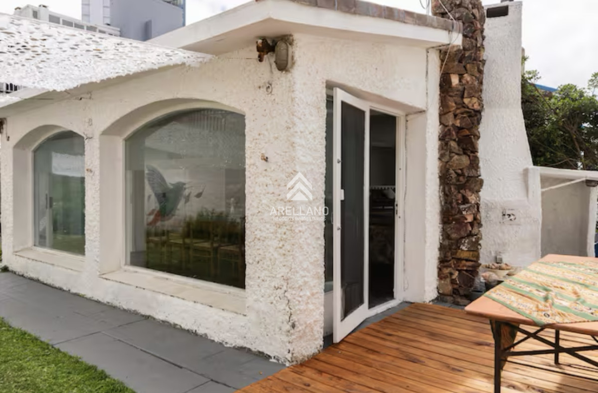 Casa ID.6588 - Gran Casa en Venta sobre el Mar de 5 Dormitorios y Dependencia en Península, Punta del Este