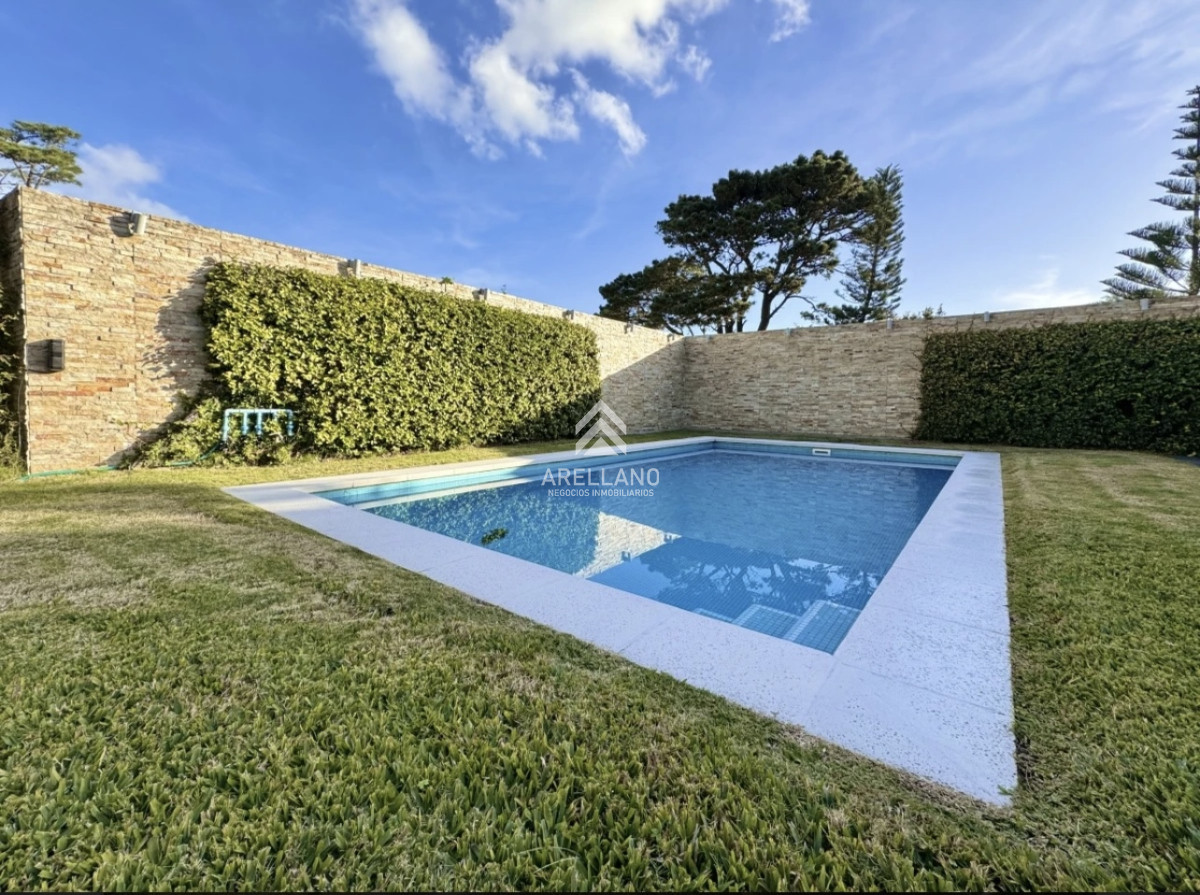 Casa ID.4987 - Moderna Casa de 4 Dormitorios en Playa Mansa a 150 metros del Mar