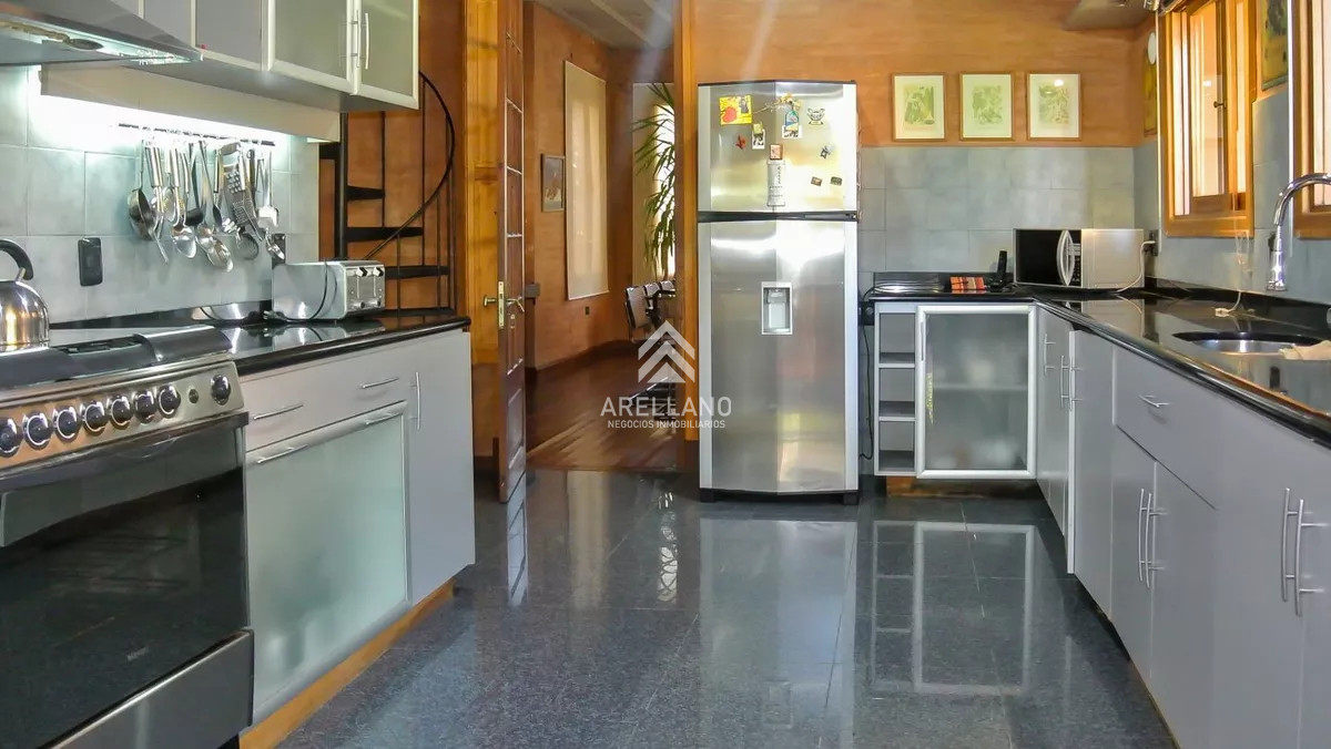 Casa ID.5467 - Excelente Casa de 5 Dormitorios, Piscina y Barbacoa en Barrio Privado, Punta del Este