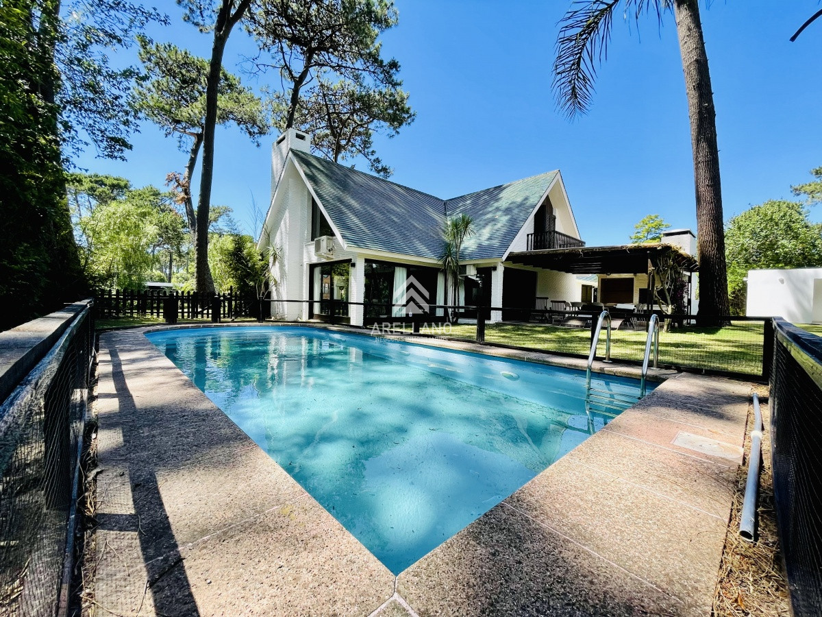 Casa ID.6590 - Sólida y amplia casa 5 dormitorios más dependencia de servicio y piscina, Lugano, Punta del Este