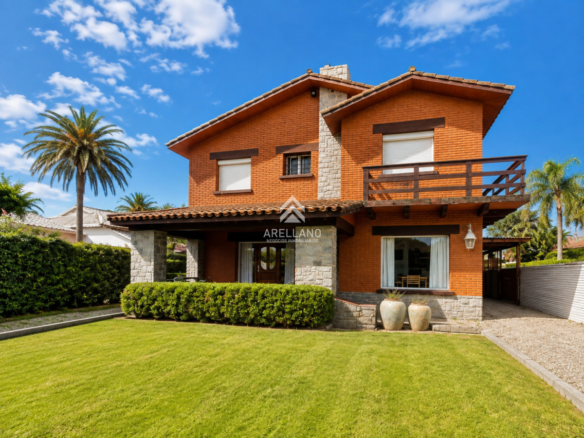 Casa ID.6587 - Espectacular Casa de 6 Dormitorios, Piscina y Barbacoa en la Península de Punta del Este