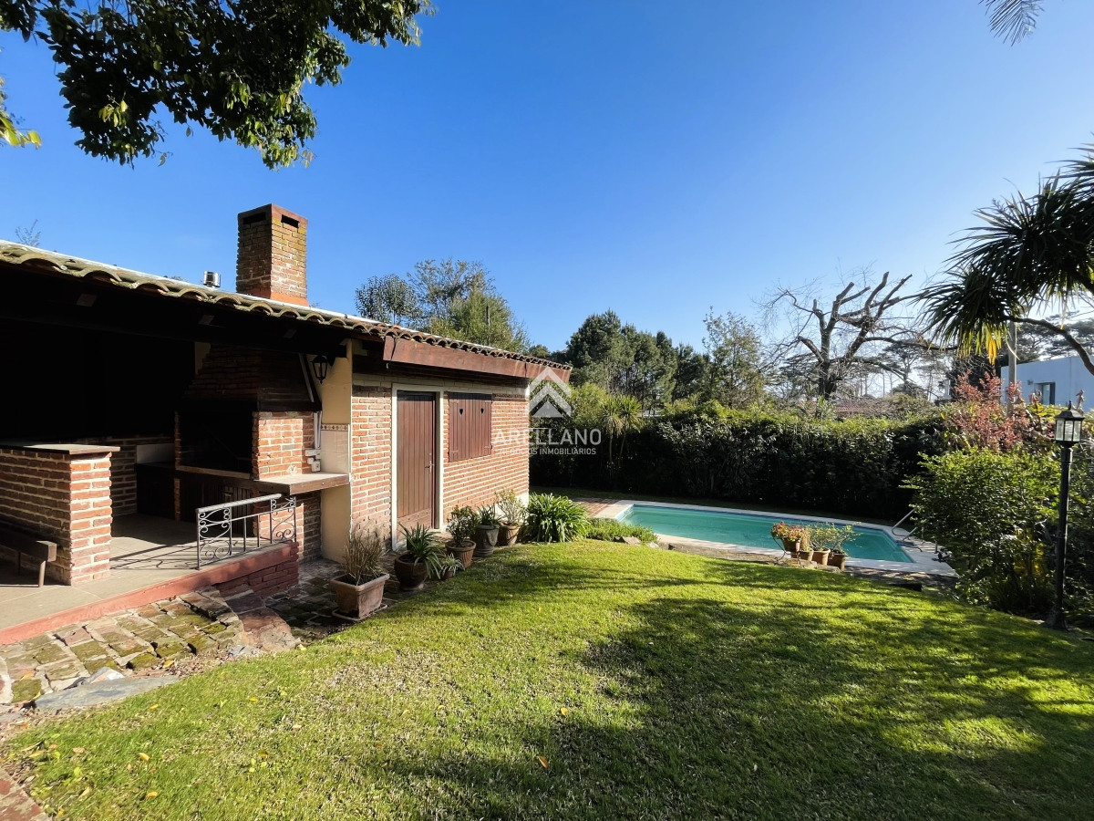 Casa ID.4992 - Casa de 3 Dormitorios, Piscina Climatizada y Parrillero en Playa Mansa, Punta del Este