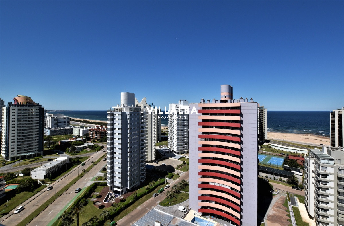 Apartamento ID.3836 - Venta de apartamento moderno de tres dormitorios súper bien ubicado entre playas Brava y Mansa