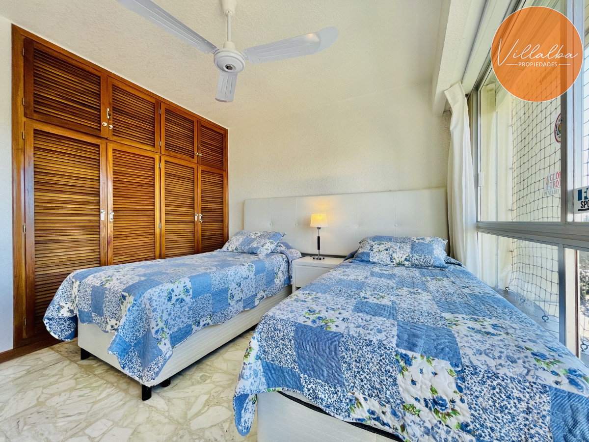 Apartamento ID.3059 - Apartamento de 3 Dormitorios en Playa Mansa con Vista al Mar