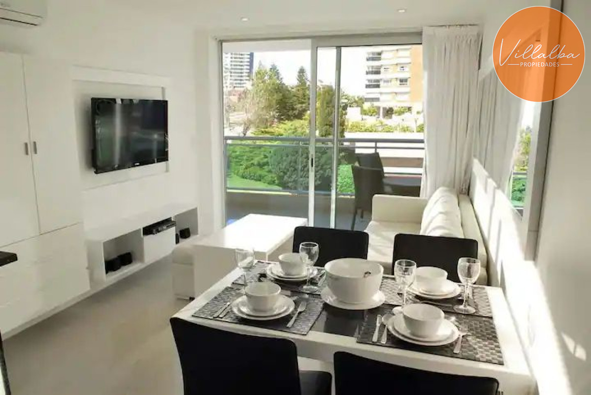 Apartamento ID.2718 - Apartamento de 1 Dormitorio en Torre con Servicios, Cerca del Mar - Venta, Punta del Este