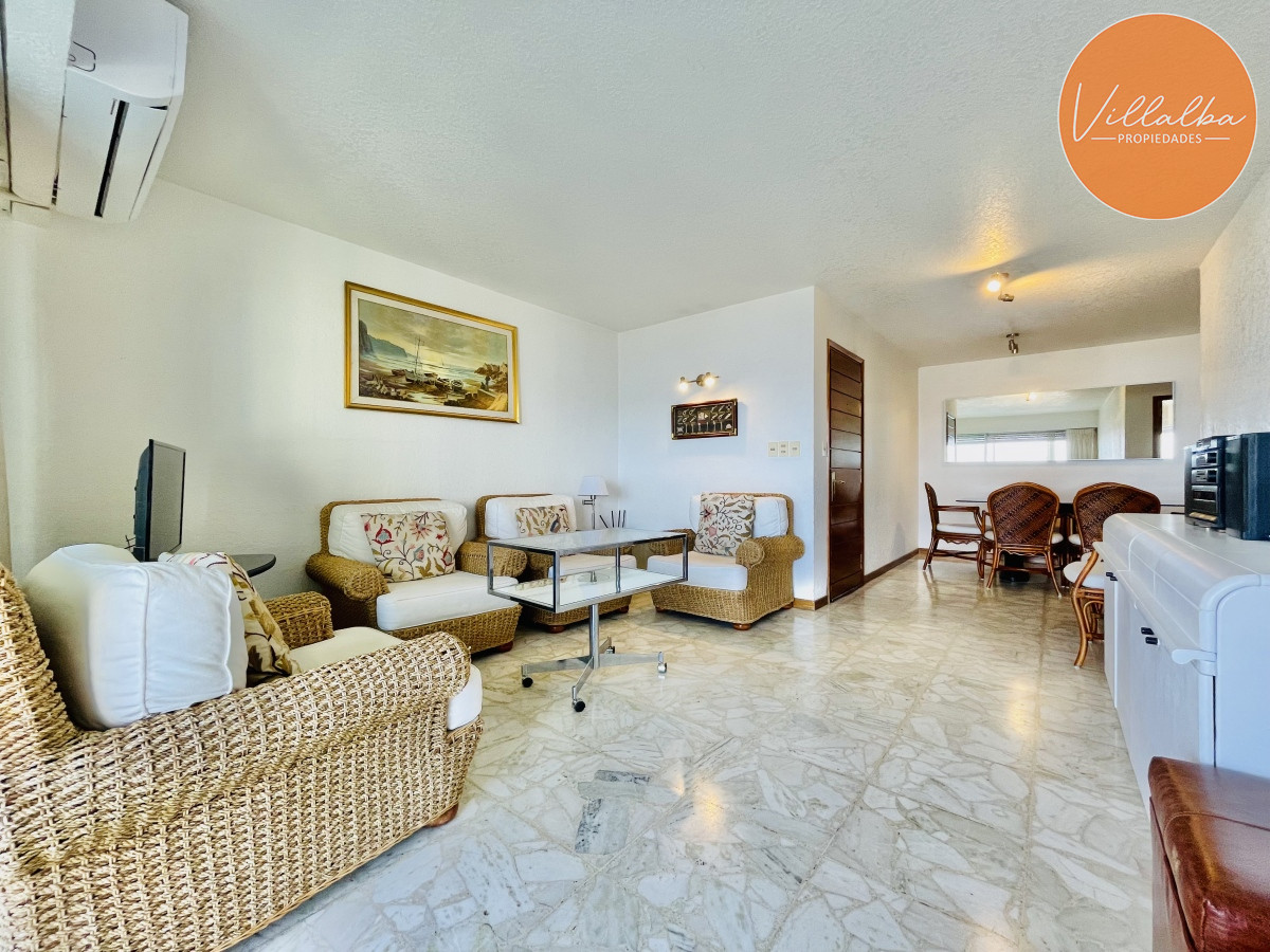 Apartamento ID.3059 - Apartamento de 3 Dormitorios en Playa Mansa con Vista al Mar