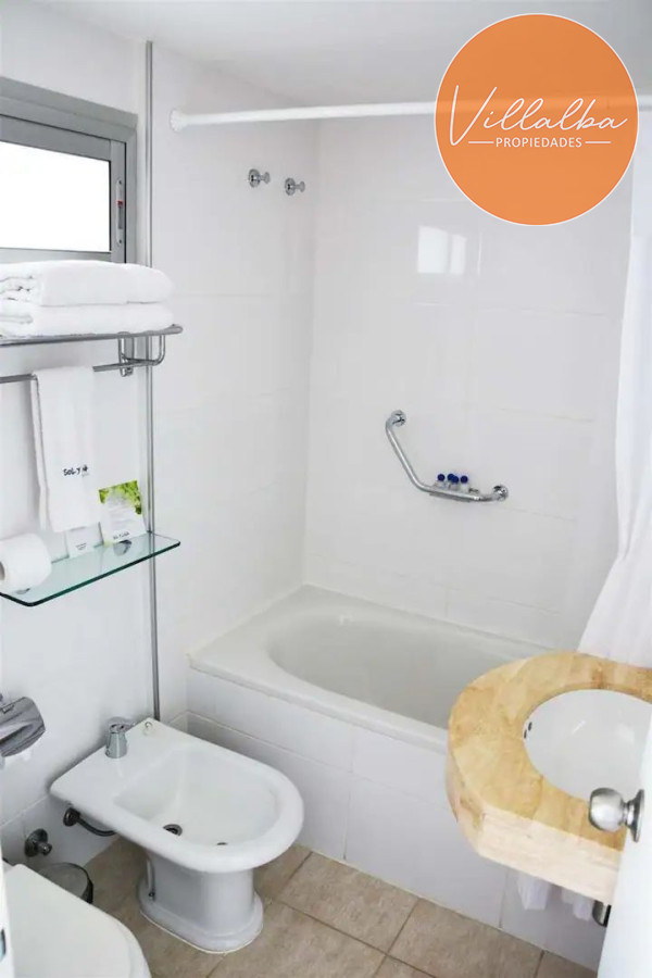 Apartamento ID.2718 - Apartamento de 1 Dormitorio en Torre con Servicios, Cerca del Mar - Venta, Punta del Este