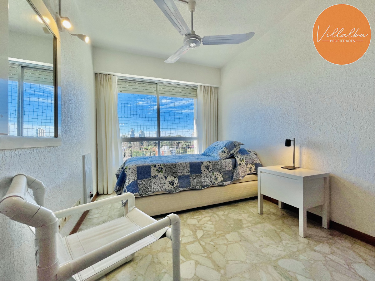Apartamento ID.3059 - Apartamento de 3 Dormitorios en Playa Mansa con Vista al Mar