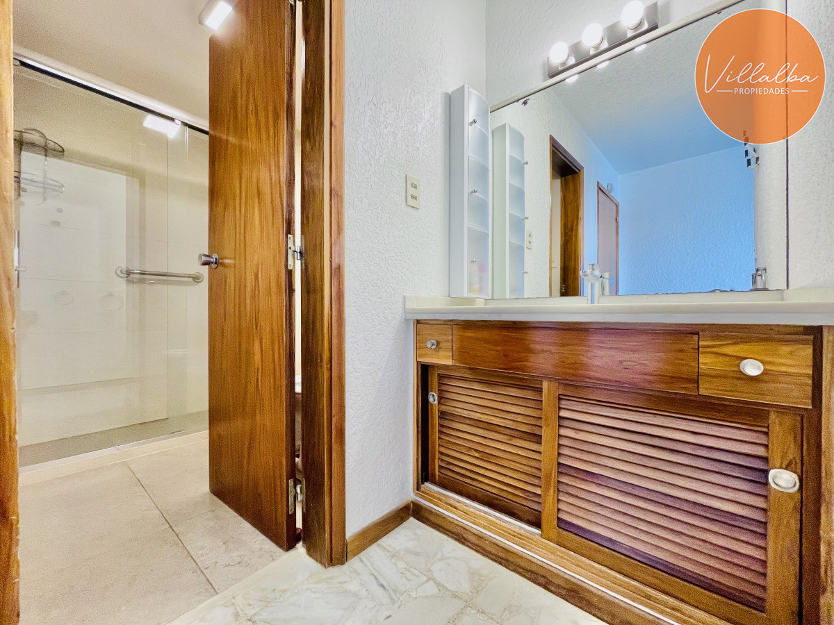 Apartamento ID.3059 - Apartamento de 3 Dormitorios en Playa Mansa con Vista al Mar