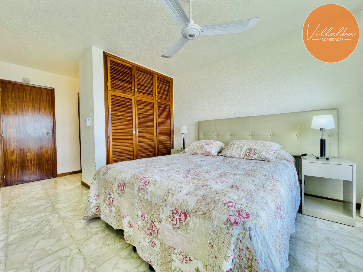 Apartamento ID.3059 - Apartamento de 3 Dormitorios en Playa Mansa con Vista al Mar