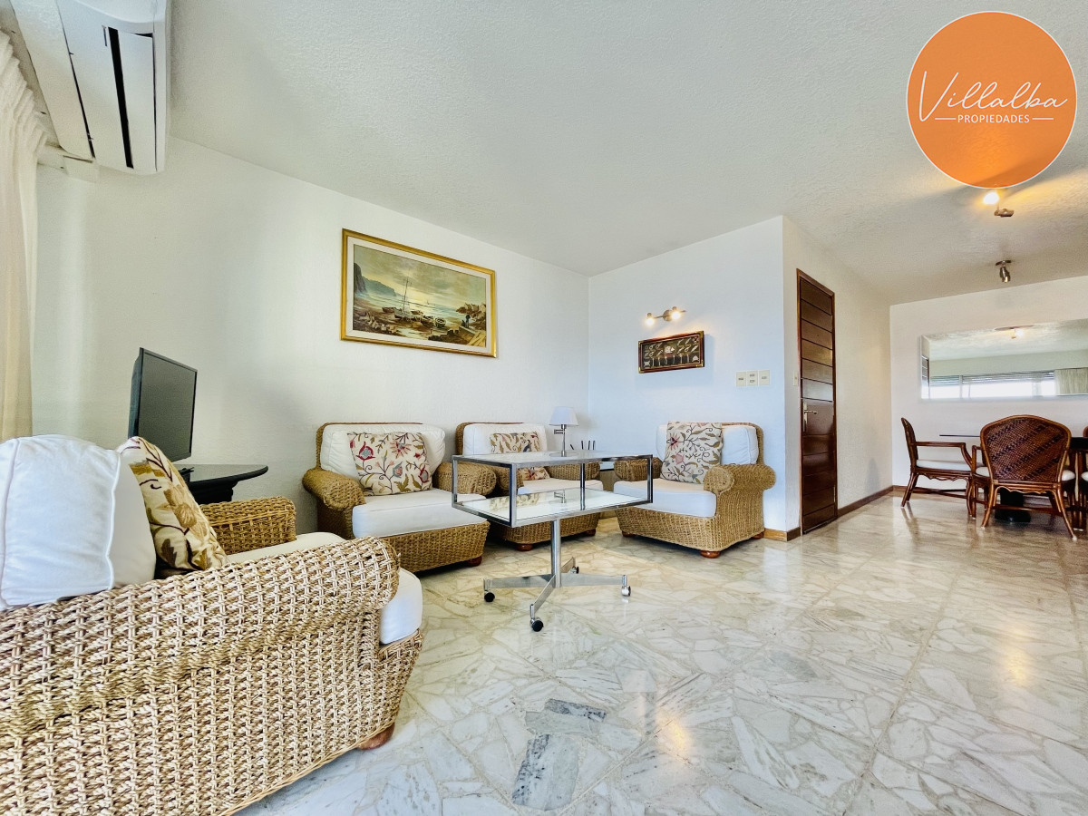 Apartamento ID.3059 - Apartamento de 3 Dormitorios en Playa Mansa con Vista al Mar