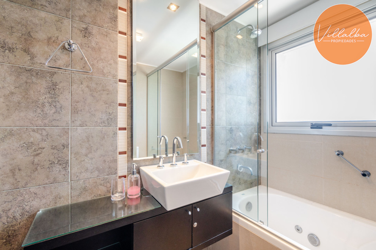 Apartamento ID.1497 - Venta de Excelente Apartamento de 3 Dormitorios con Vista al Mar, Playa Mansa, Punta del Este