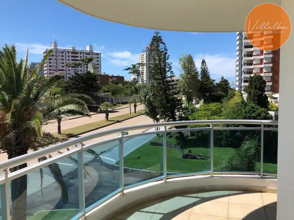Apartamento ID.2718 - Apartamento de 1 Dormitorio en Torre con Servicios, Cerca del Mar - Venta, Punta del Este