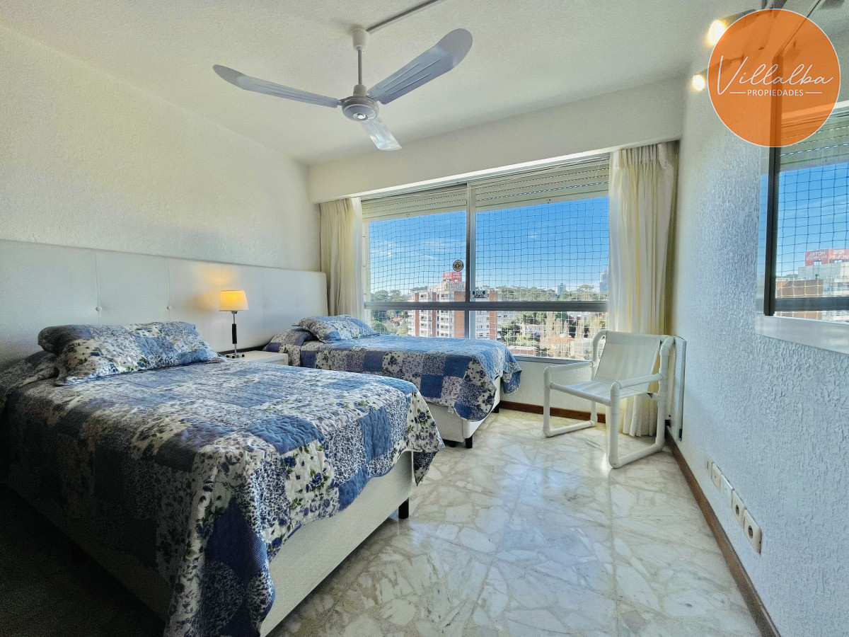 Apartamento ID.3059 - Apartamento de 3 Dormitorios en Playa Mansa con Vista al Mar